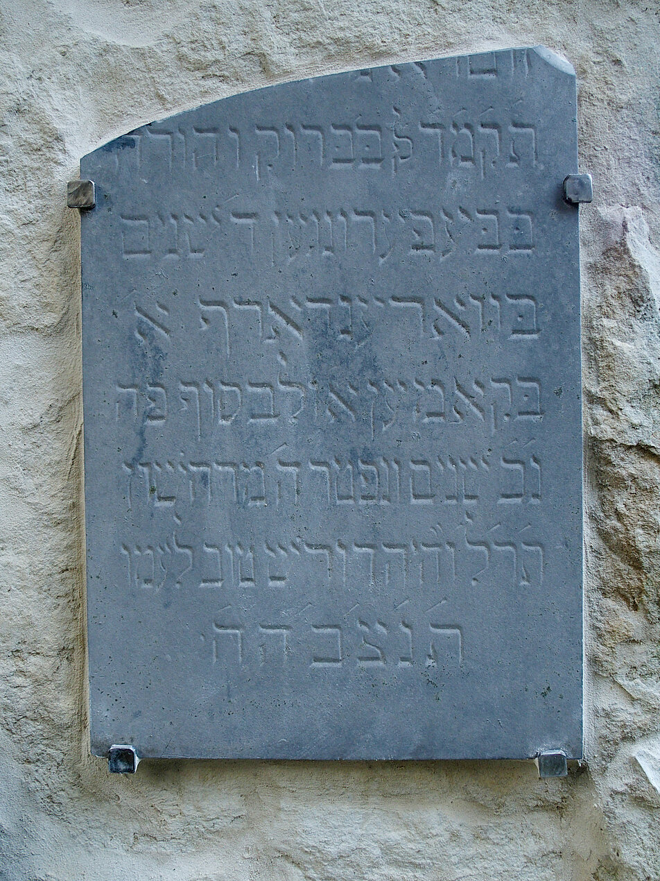 Die hebräische Grabsteininschrift nach der Restaurierung