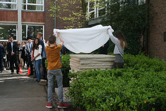 Schülerinnen und Schüler der SV „enthüllen“ den Gedenkstein © Jutta Lohaus